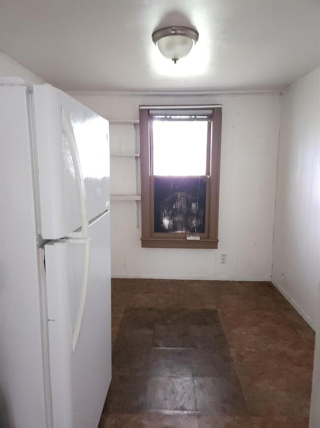 Building Photo - 910 E 13th St