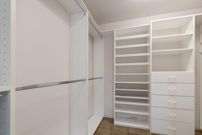 Building Photo - 8423 E Thunderbird Rd