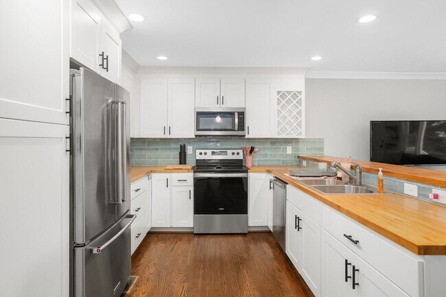 Building Photo - Ardmore Townhome Available Now