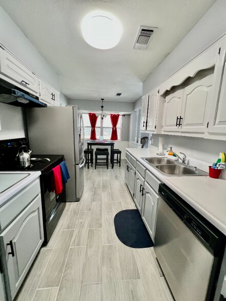 Building Photo - 506 Balboa Dr