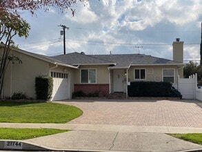 Building Photo - Single story 3 bed, 2 bath home with yard.