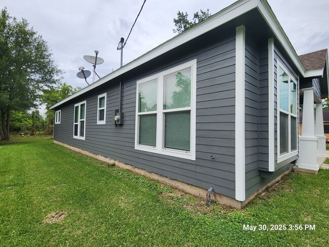 Building Photo - 3 bedroom / 2 bath in 77630. Immediate mov...