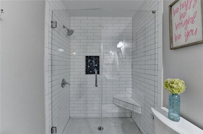 Building Photo - 443 Lakeshore Dr NW