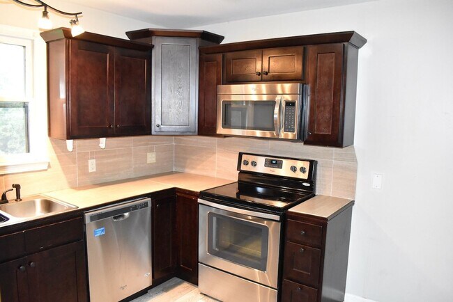 Building Photo - 3 Bed/2 Bath Home in East Nashville, Fenced Yard, Hardwood Floors, Minutes to Shelby Bottoms