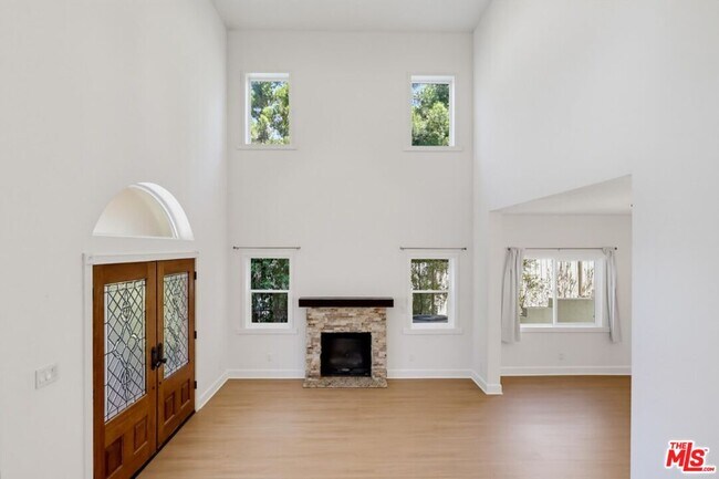 Building Photo - 3528 Mesquite Dr
