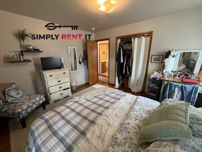 Building Photo - 6 Bedroom House on Campus Available Now