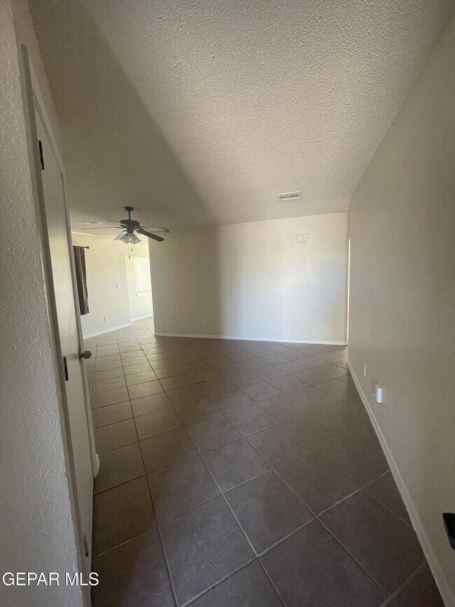 Building Photo - 1832 Shreya St