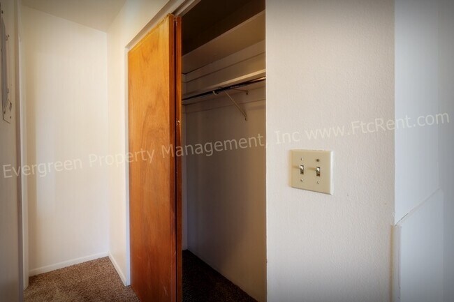 Building Photo - 2008 W Plum St