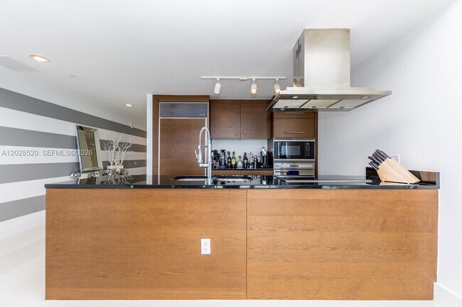 Building Photo - 495 Brickell Ave