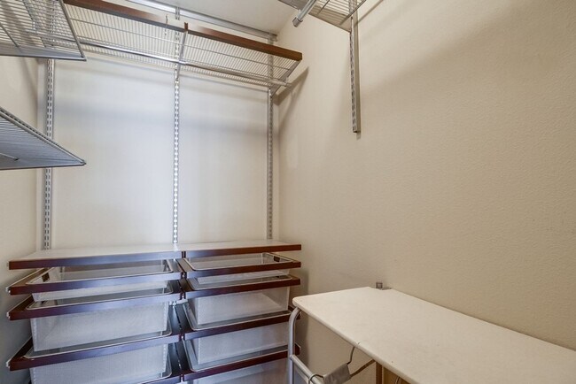 Building Photo - Modern 2 bed / 2 bath Condo in Little Ital...