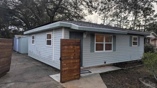 Building Photo - 1010 Hawthorn Dr