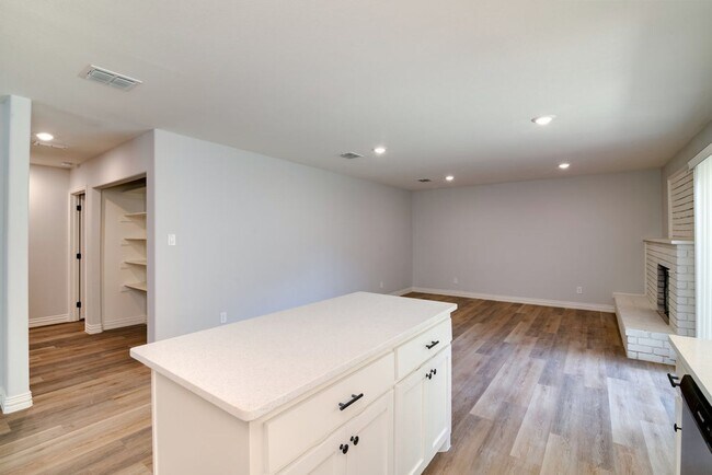 Building Photo - AVAILABLE NOW! GORGEOUS 3 BEDROOM HOME!