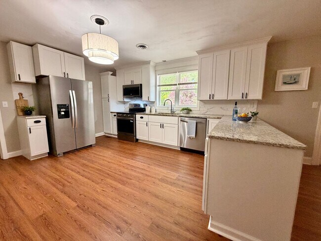 Building Photo - Recently Updated 4-Bedroom Ranch Home w/a 2 Bedroom Guest Cottage! Ready 05-01-26! Pet Friendly Home