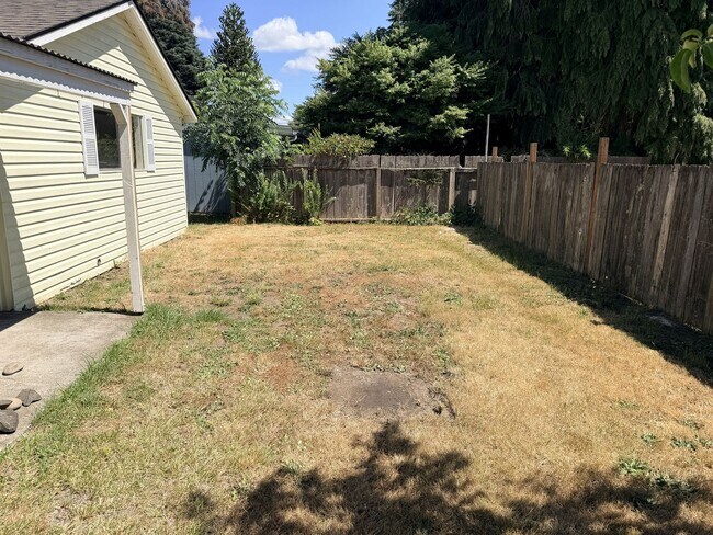 Building Photo - Beautifully Remodeled 3-Bedroom, 2-Bath Home