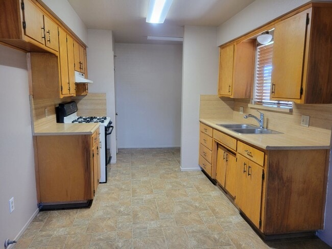 Building Photo - Apply Now!