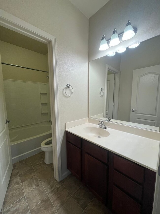 Building Photo - Spacious 2 bed 2 bath condo available in N...
