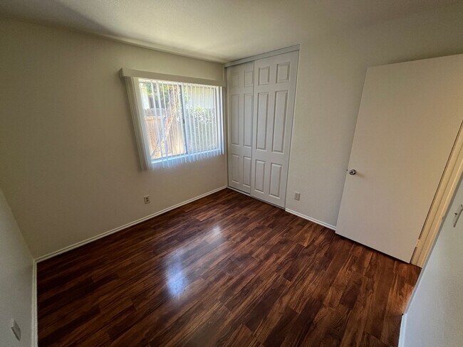 Building Photo - Mission Oaks Single Story!