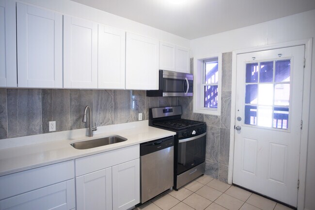 Building Photo - 2428 W Berwyn Ave