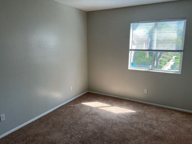 Building Photo - 3 Bedroom located in Gated Community!!