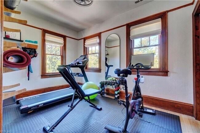 Building Photo - LARCHMONT