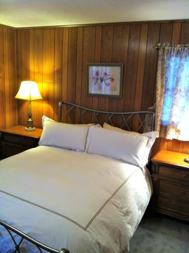 Main level Master queen bedroom - 1225 Becky Mountain Road