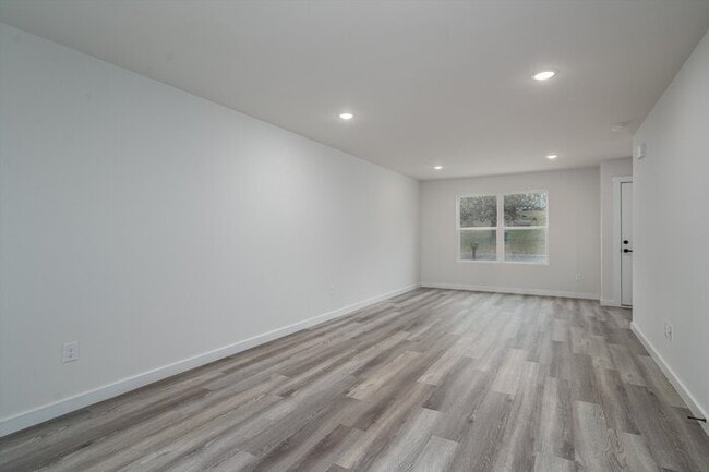 Building Photo - Live Brand-New in Hickory – Modern 3BR Tow...
