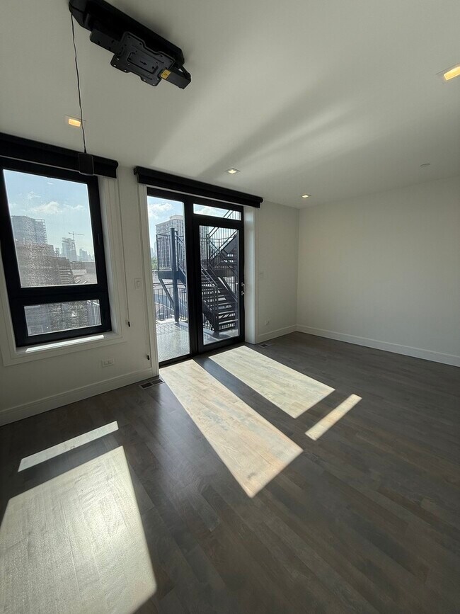 Building Photo - 719 N Elizabeth St
