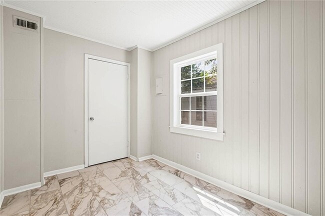 Building Photo - 555 Shady Oak Dr