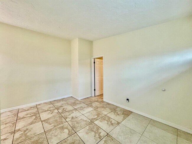 Building Photo - 533 Yelvington Ave