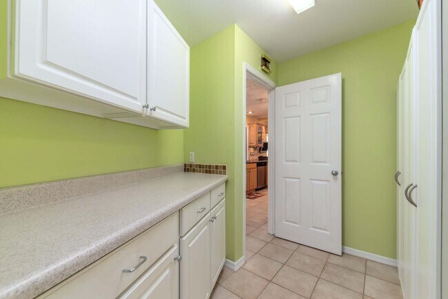 Building Photo - 2341 NW Bay Colony Ct