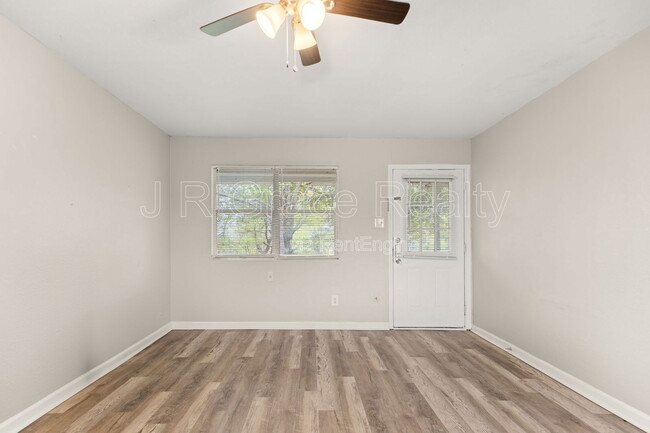 Building Photo - 4404 Pecan Ln