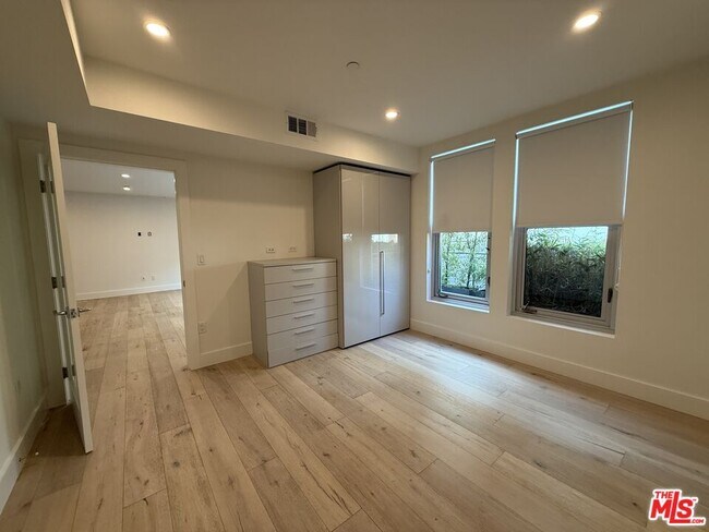 Building Photo - 8210 Fountain Ave