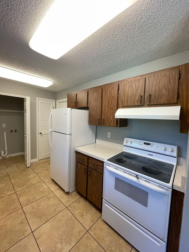 Building Photo - Clayton Duplex