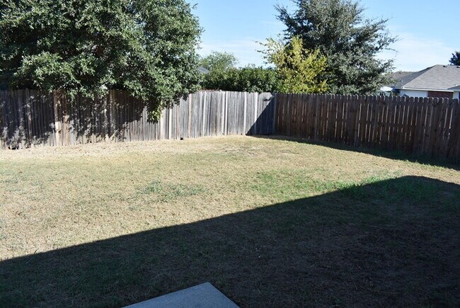 Building Photo - "Great 3-2-2 Home with Open Floor Plan and Spacious Backyard!"