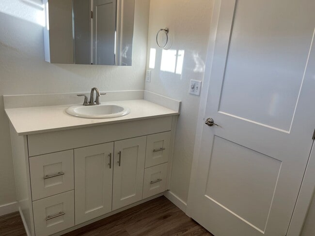 Building Photo - End Townhouse Unit in South Medford/Phoenix Area