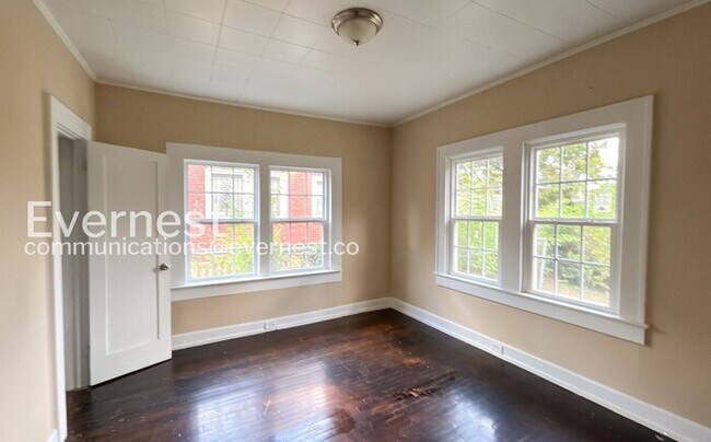 Building Photo - 3 Bed, 1 Bath Home with Fenced Yard / Pet-Friendly / Available Now!