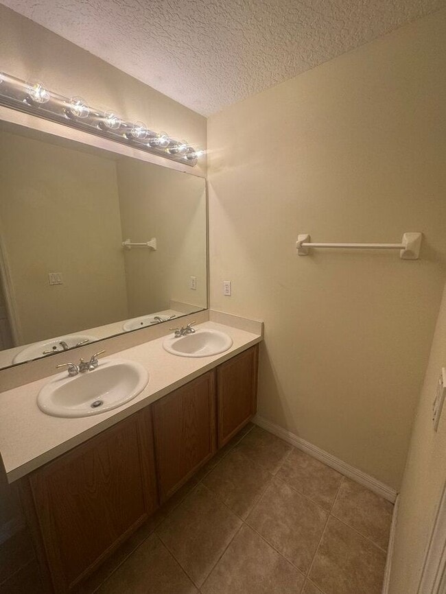 Building Photo - 3 Bedroom 2 Bath - Lovely and Cozy Condo f...