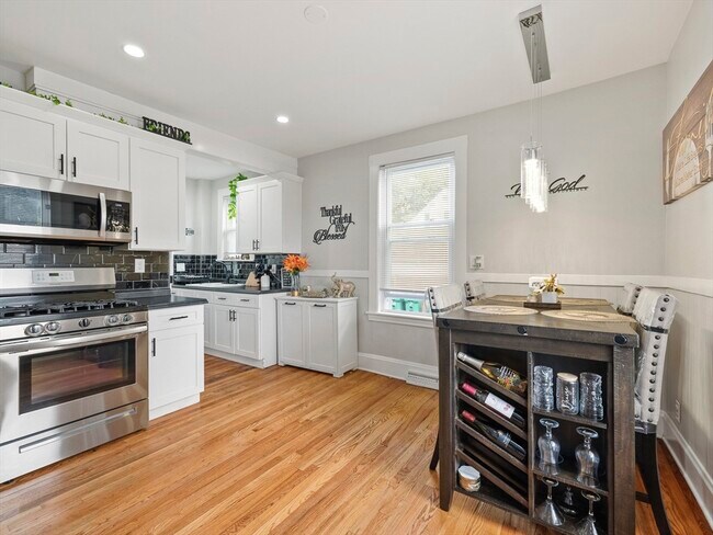 Building Photo - 10 Edgemere Rd