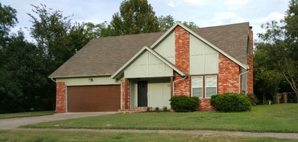 Building Photo - 2609 S Chestnut Ave