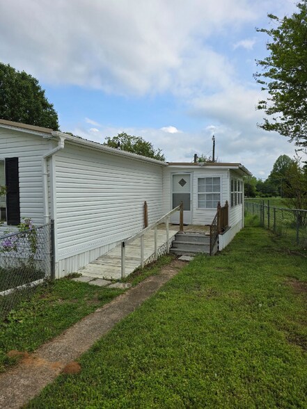 Building Photo - 607 W Point Rd