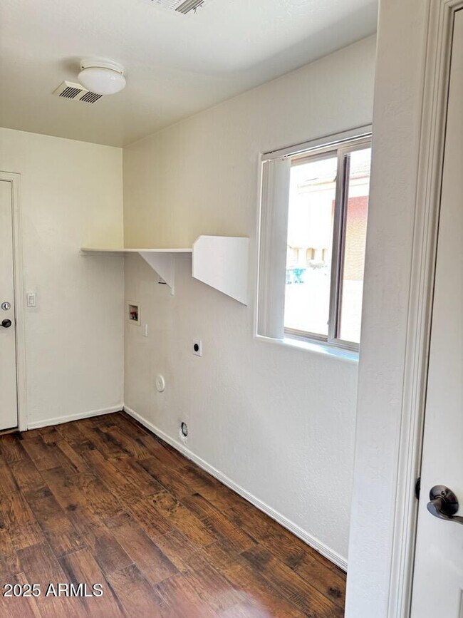 Building Photo - 2529 W Darrel Rd