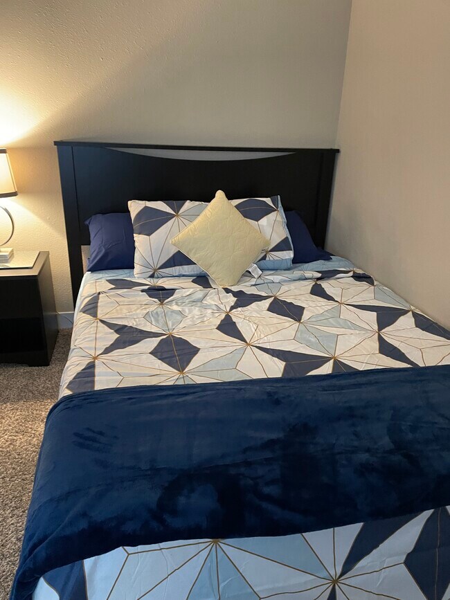 Main floorqueen bed - 110 NE 40th St