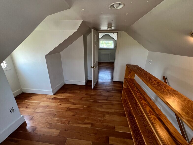 Building Photo - 196 Pine St