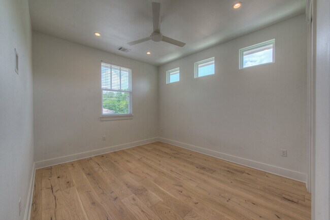 Building Photo - 1205 W 22nd St