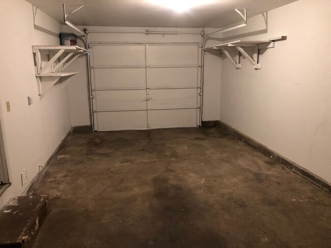 Building Photo - Updated single level 2 bedroom 1 bath duplex in Springfield!