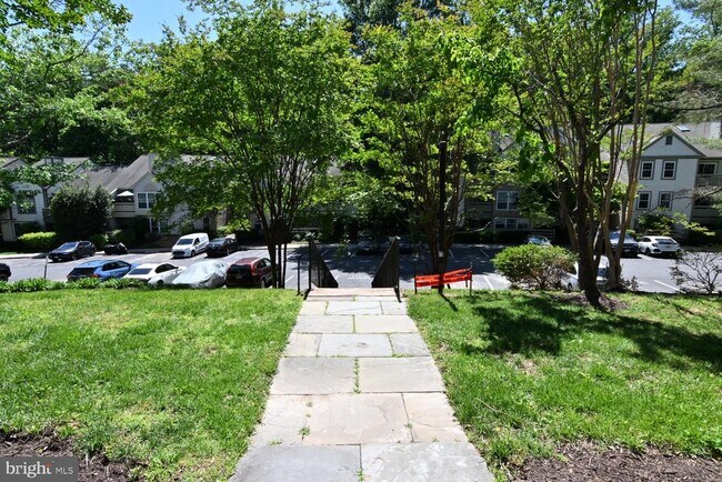 Building Photo - 2220 Springwood Dr