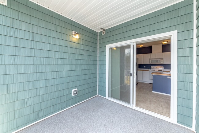 Building Photo - Low Maintenance Living 2 Bedroom Condo, Du...