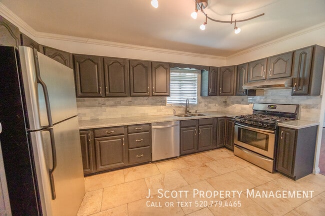 Building Photo - 723 W Cactus Wren Dr