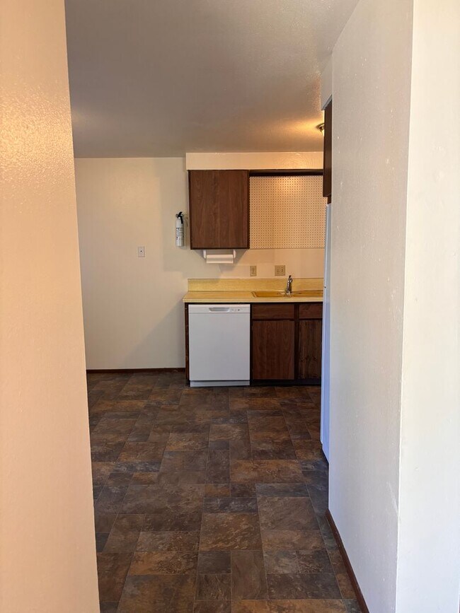 Building Photo - Water & Sewer Paid- 3 Bedroom 1 Bath Duplex
