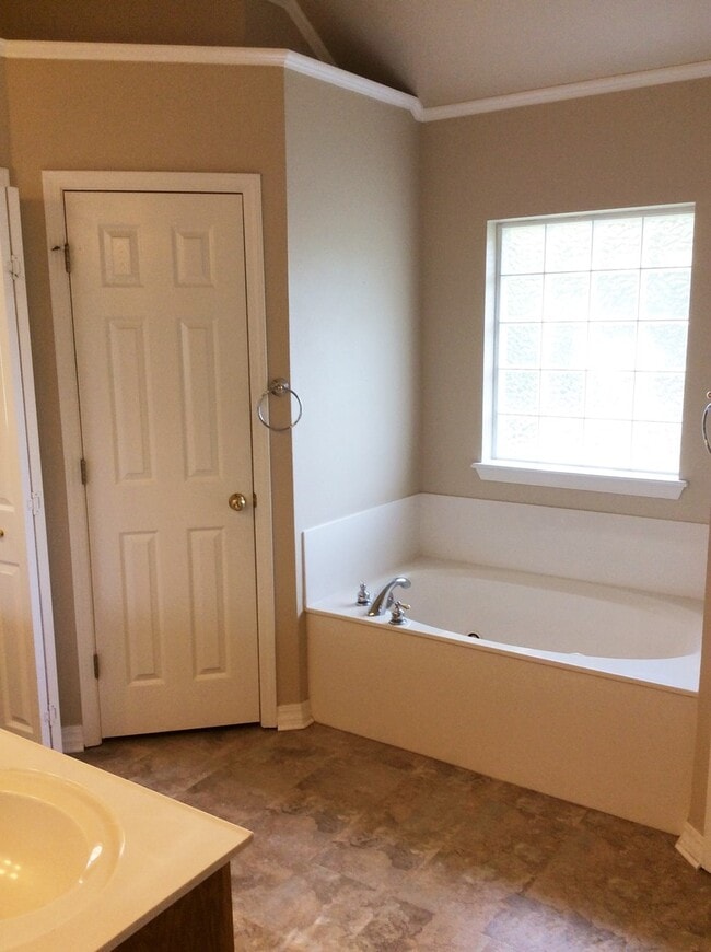 Building Photo - Great 3 bedroom, close to everything